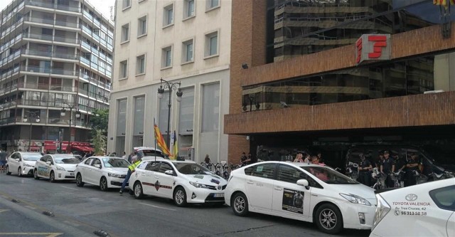La Delegación del Gobierno habilita autobuses lanzadera para unir el Aeropuerto con el centro