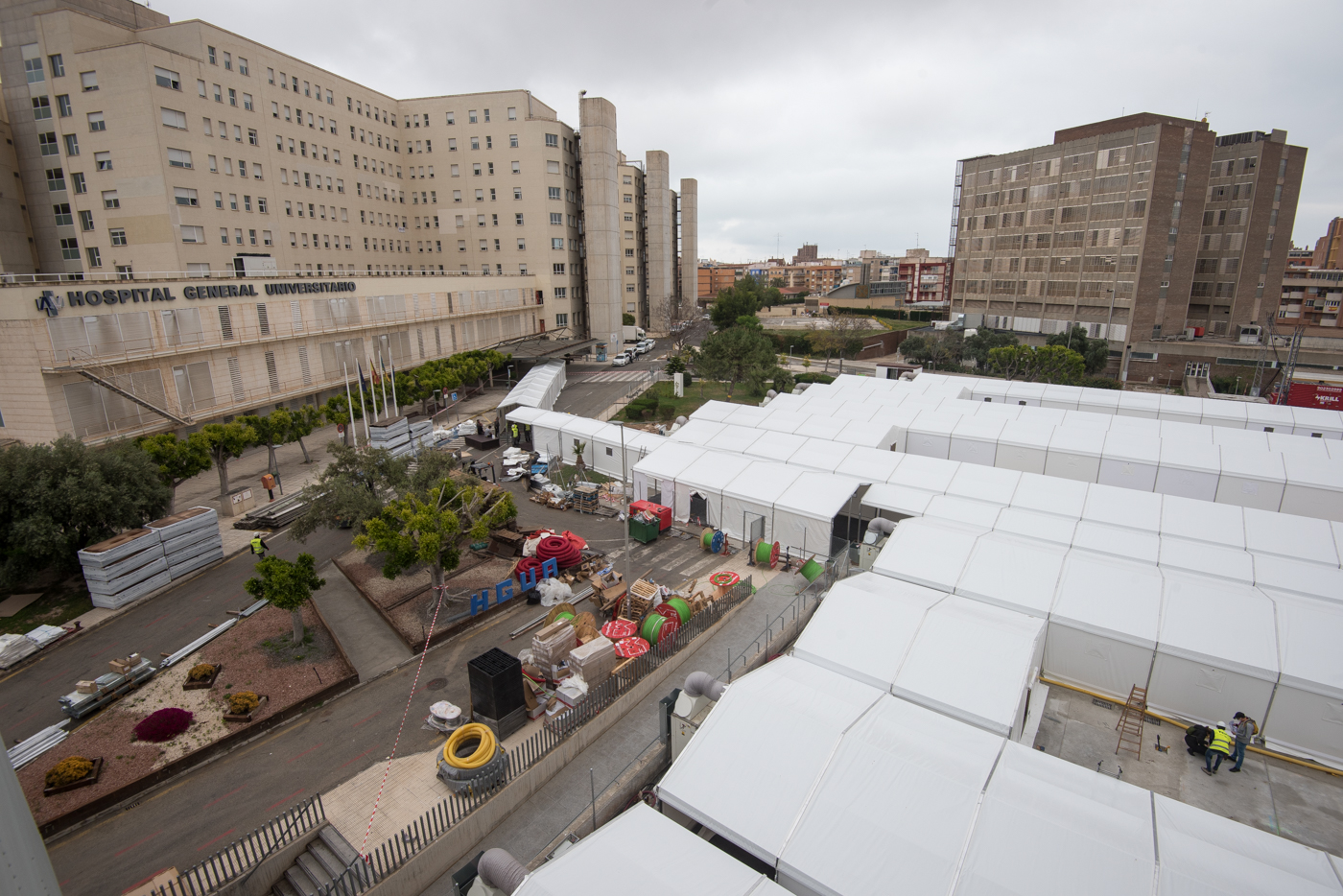 El Hospital de Campaña de Alicante, solo a la espera de su equipamiento (Fotos: RAFA MOLINA)