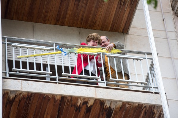 Domingo de Ramos en los balcones de Elche por el coronavirus. (Fotos: Rafa Molina)