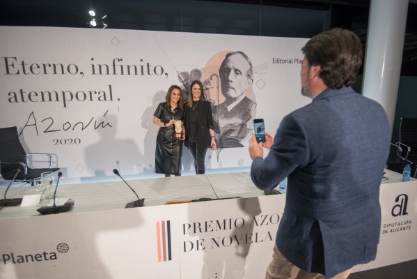 Mónica Carrillo gana el Premio Azorín 2020 (FOTOS: Rafa Molina)