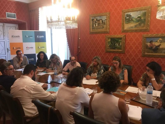 Alicante pactará la regulación de los pisos turísticos con hoteleros, promotores y gestores de fincas