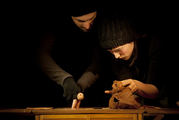 'A mano', una obra con alfarería en vivo, llega a Valencia