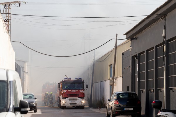 Incendio en la nave de Primoti de Alicante (fotos PEPE OLIVARES)