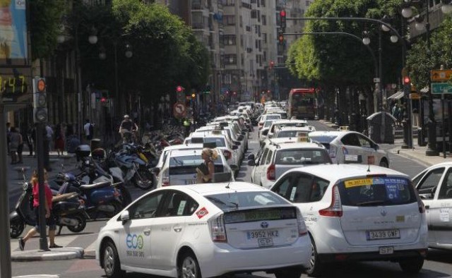Los taxistas de València se reúnen con el director de Transporte para trasladarle sus reivindicaciones