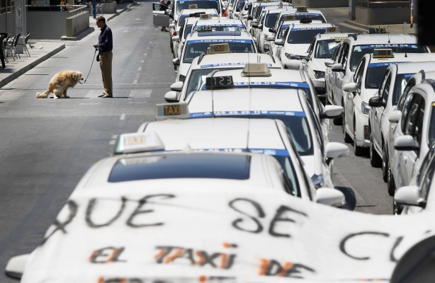Los taxistas de Alicante siguen con la huelga y ocupan la Avenida de la Estación