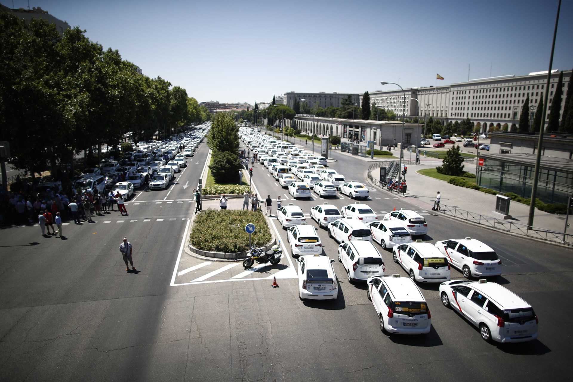 Uber y Cabify piden ayuda al Defensor del Pueblo por una 