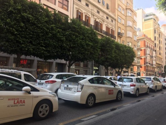 
Los taxistas de València mantienen la huelga tras reunirse con el Consell