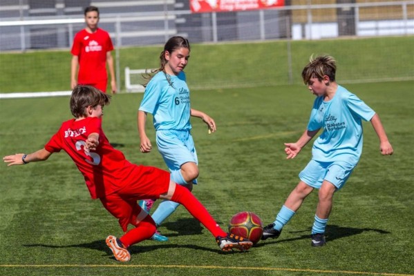 El cerebro de las mujeres es más vulnerable a los golpeos de cabeza en el fútbol, según un estudio