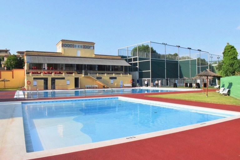 La ducha antes de entrar a una piscina evita el 40% de conjuntivitis o ataques de tos, según un experto