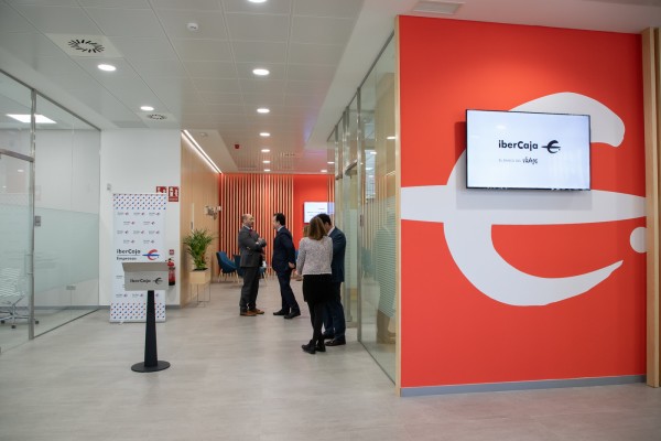 Inauguración del centro de negocio de Ibercaja en Alicante (Fotos: PEPE OLIVARES)
