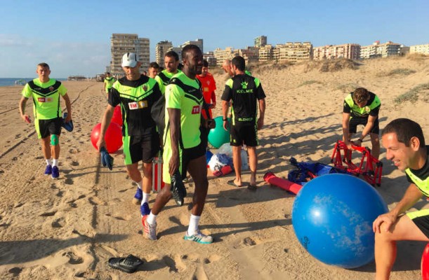 El Elche cambia la sesión en campo de entrenamiento por la playa


