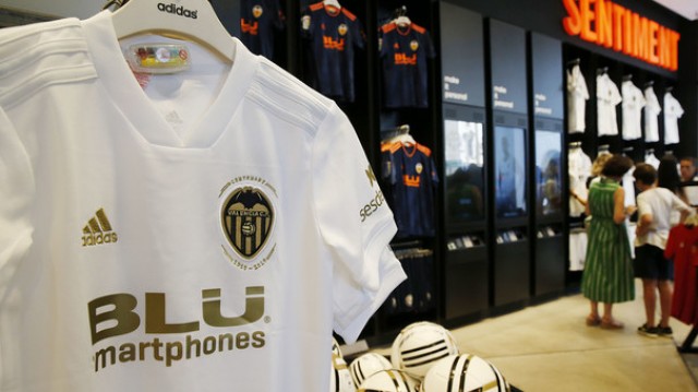 El Valencia estrenará la equipación del centenario el sábado ante el Everton

