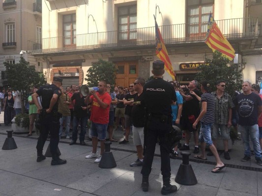 Los taxistas reciben a Ábalos en València al grito de 
