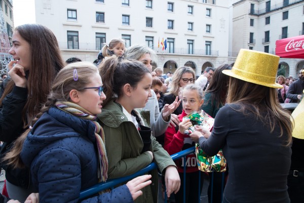 Fiesta de Fin de Año Infantil y 'mascletà' para despedir el 2019 en Alicante (Fotos: PEPE OLIVARES)