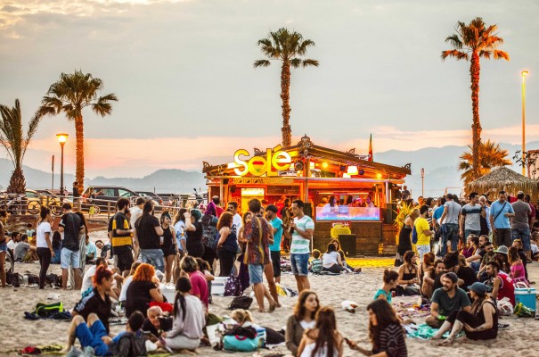 La playa del Gurugú se transforma en una galería de esculturas de arena gracias al Rototom