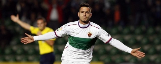 Sergio León rescata al Elche ante un Llagostera que mereció más