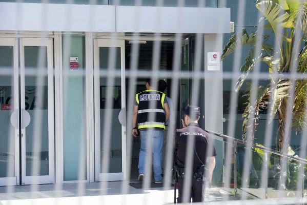 La Policía entra en las clínicas iDental para rescatar historiales y borra la marca