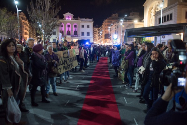 Concentración en Alicante por el Día Internacional contra la Violencia de Género (fotos Rafa Molina)