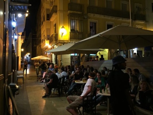 Barcala acelera (y presiona) para evitar más pubs en el Centro ante la cobertura 'inviable' del Consell