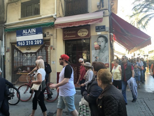 Los comercios históricos siguen yéndose de la plaza Santa Catalina de Valencia