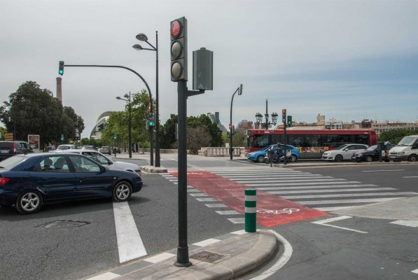 La DGT estudia no quitar puntos si se mira el móvil cuando el vehículo está parado ante un semáforo
