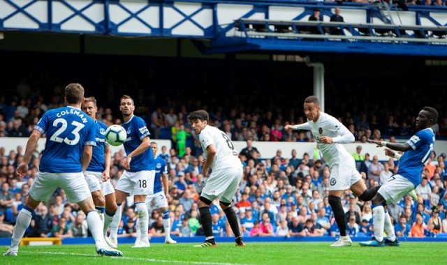 El Valencia recupera su pegada en Goodison Park