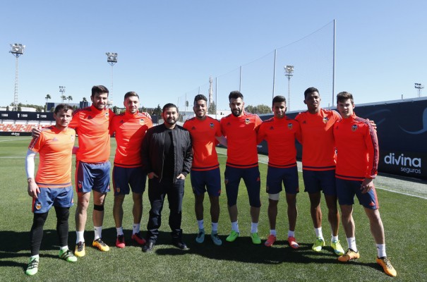El Valencia CF recibe la visita del Príncipe de la Corona de Johor