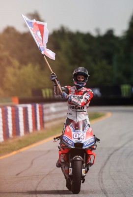 Dovizioso vence en un apurado final a Lorenzo y Márquez

