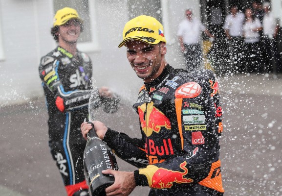 Segunda victoria del año para Oliveira, nuevo líder del mundial

