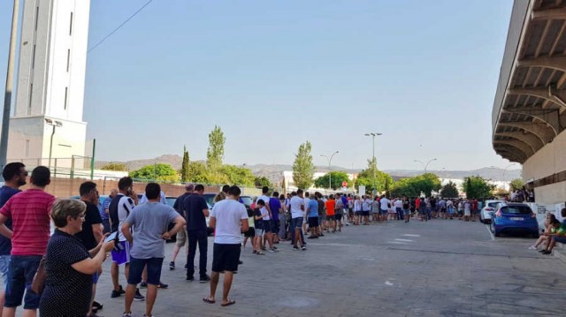 La afición del Castellón hace colas para llegar a los 10.000 abonados

