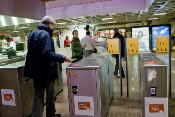 Nueve detenidos al provocar escenas de pánico en Metrovalencia tras lanzar proclamas religiosas