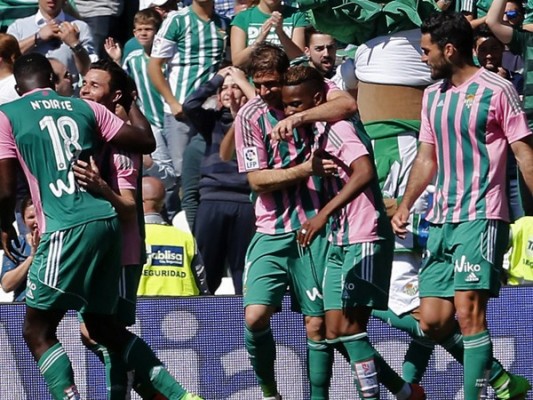 El Betis aguanta con diez, saca agallas para ganar y frena al Granada