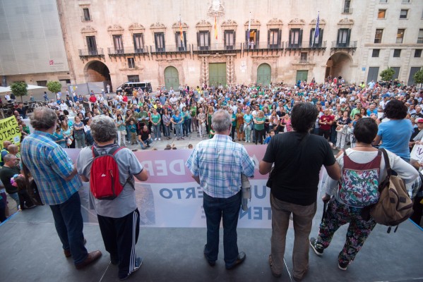 Marcha vecinal contra los depósitos del Puerto de Alicante (Fotos: RAFA MOLINA)
