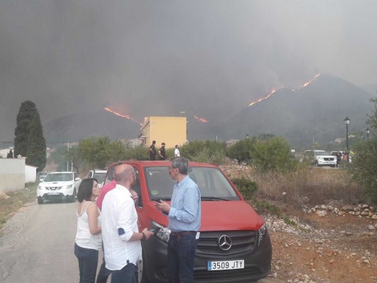 El incendio de Llutxent sigue sin control y obliga a evacuar Pinet 
