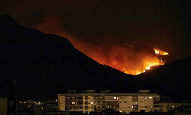 El incendio de Llutxent ya ha arrasado 2.857 hectáreas y ha afectado a unas 20 casas