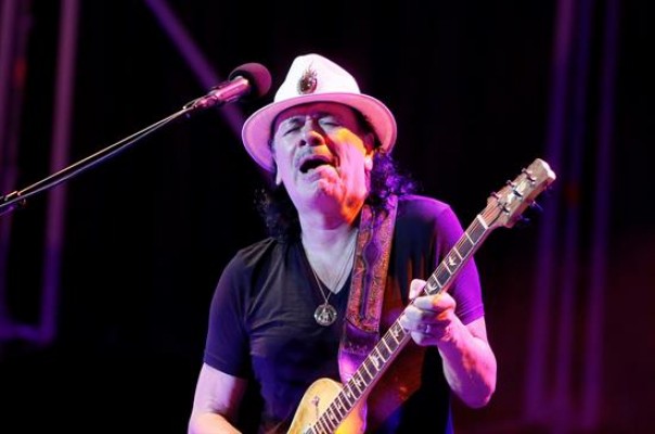 El virtuosismo y la espiritualidad de Carlos Santana impregnan Alicante