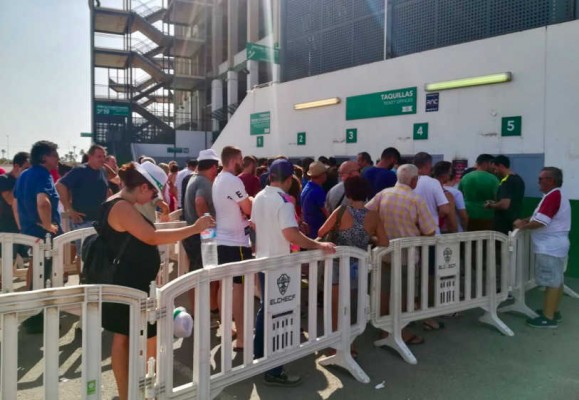 Los abonados del Elche forman colas para retirar entradas del España-Croacia


