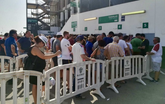 Los abonados del Elche forman colas para retirar las entradas del España-Croacia

