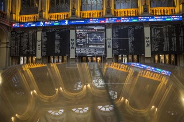 La banca castiga a la bolsa a media sesión pese a la subida del petróleo