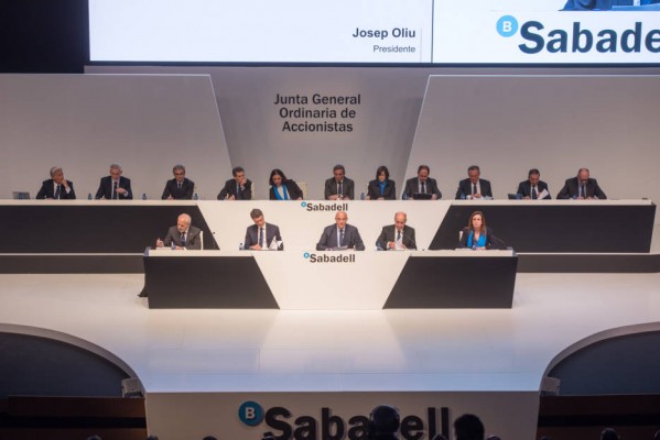 Consejeros rácanos: solo 12 de los 108 de la banca española cotizada han comprado acciones este año