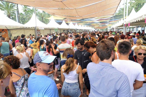 Margalló lamenta que el Ayuntamiento no abogue por vasos reutilizables en las fiestas de Elche