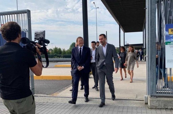 Puig visita la Feria del Calzado de Milán (fotos AP)