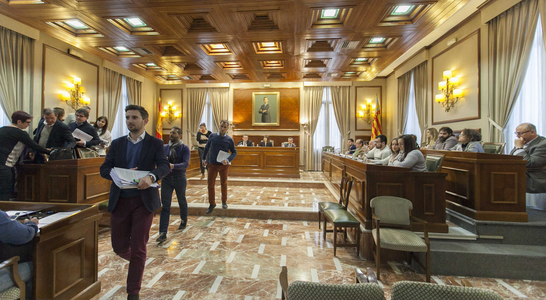 Los concejales del PP abandonan la junta general. Foto: Àlex Oltra - 