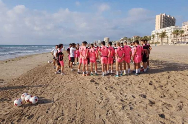 Planagumà se lleva al equipo a entrenar sobre la arena de Muchavista