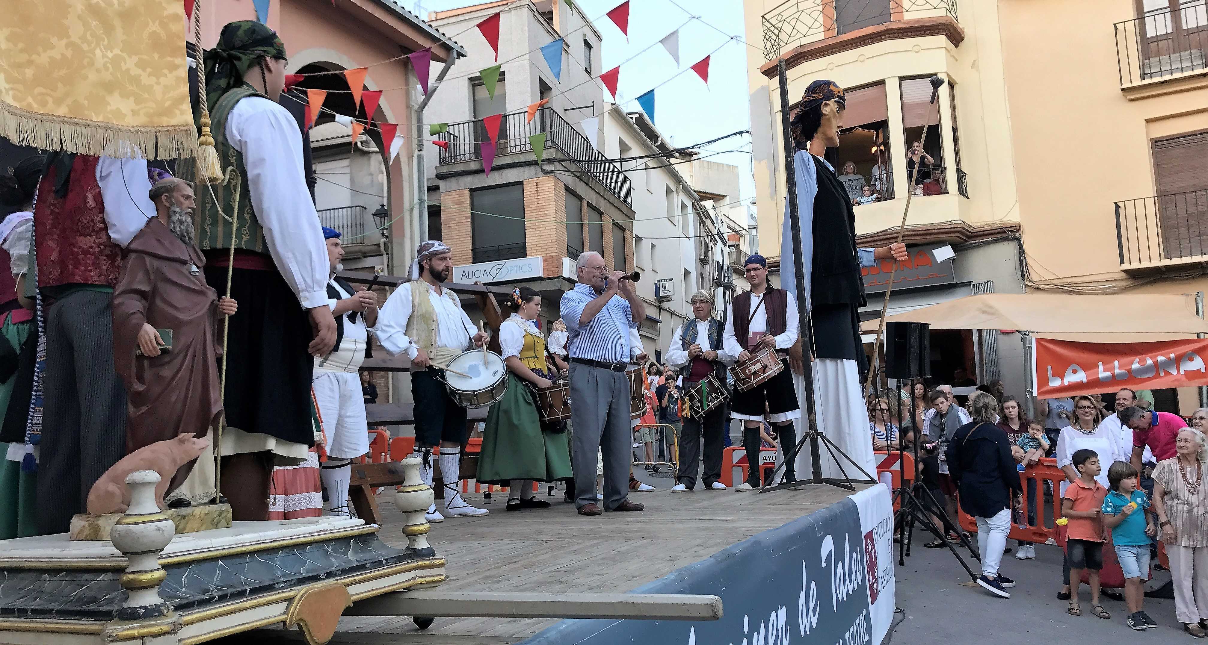 Xarxa Teatre transporta els 'gegants' i 'cabuts' a Benassal, acompañada de música tradicional