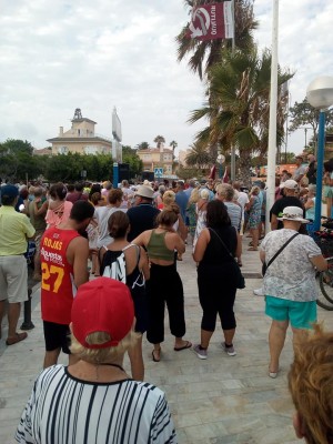 Manifestación en Orihuela Costa por más servicios y un reparto 