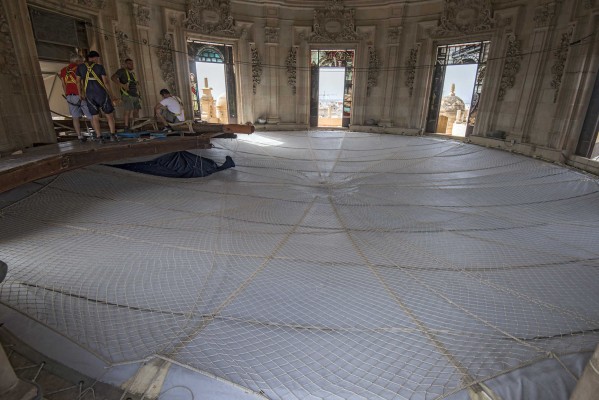Así se transforma una iglesia en teatro