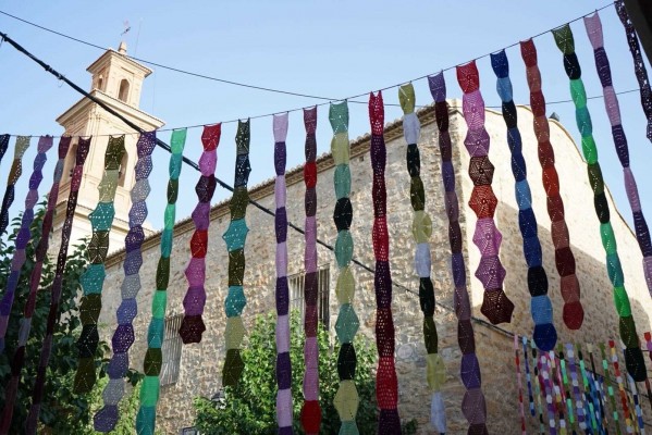 El proyecto Hilando Vidas convierte Alcublas en un museo al aire libre para visibilizar a la mujer rural