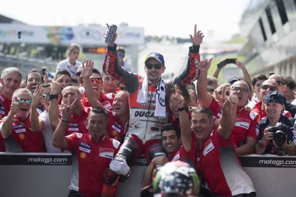 Lorenzo gana el mano a mano a Márquez y suma su tercera victoria