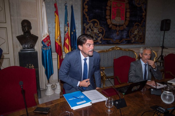 El PP de Alicante aprueba la nueva regulación para pubs, pero se lleva un 'revolcón' de comercios y vecinos